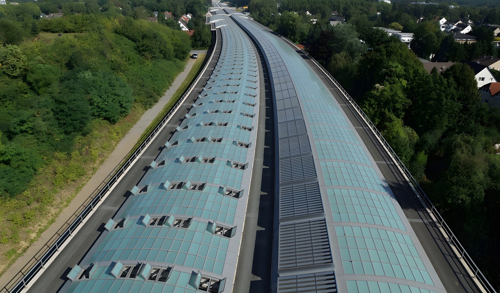 Glasfassade einer Lärmschutzeinhausung